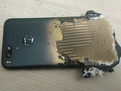 Xiaomi Mi A1 zerlegt sich beim nächtlichen Aufladen in der Nähe des schlafenden Besitzers.