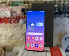 Vorder- und Rückseite des Samsung Galaxy S25 FE werden von Gorilla Glass Victus+ geschützt. Beide verbindet ein Aluminiumrahmen.
