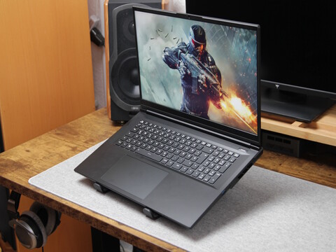 XMG Apex 17 M25 auf dem Schreibtisch