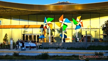 Innen drinnen befindet sich ein Store, ein Cafe aber auch eine Shared-Work-Area.