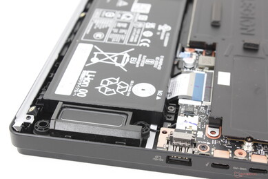 Zwei nach unten feuernde Lautsprecher in der Nähe der vorderen Ecken und zwei weitere nach oben feuernde Lautsprecher entlang der Rückseite