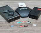 Das Testfeld: Zwei MicroSD-Express-Karten gegen drei UHS-Karten. Die Sony Tough fehlt, da mit ihr geschossen wurde. Außen: Zwei ebenfalls vergleichsweise neue Speicherkartenformate, die sich nicht durchsetzen konnten. (Bildquelle: Andreas Sebayang/Notebo