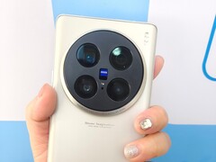 Vivo X200 Ultra: Produktmanager zeigt die drei gleichwertigen Zeiss-Kameras im Vergleich. Symboldbild ist nicht das Vivo X200 Ultra. (Bildquelle: Weibo)