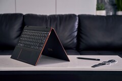 Das MSI Summit E13 Flip Evo bietet für den Windows-Login sowohl eine Infrarot-Webcam als auch einen Fingerabdrucksensor. (Bild: MSI)