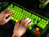 8BitDo bietet jetzt eine Tastatur und Maus in transparentem Grün an, angelehnt an die erste Xbox. (Bildquelle: 8BitDo)