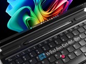 Das Lenovo ThinkPad X13 Detachable Gen 1 verstaut den Stylus direkt über der abnehmbaren Tastatur.
