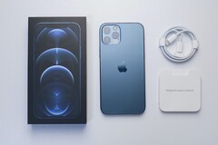 Das Apple iPhone 12 und das iPhone 13 werden ohne Ladegerät oder Ohrhörer ausgeliefert. (Bild: Salman Majeed)