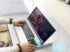 UHPILCL packt eine GeForce RTX 5090 Desktop-Grafikkarte in einen massiven Gaming-Laptop. (Bildquelle: UHPILCL)