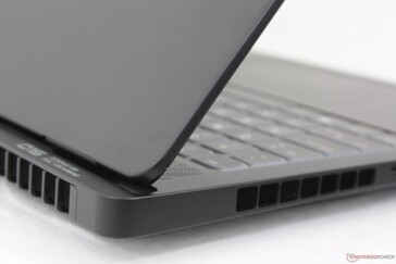 Fingerabdrücke sammeln sich schnell auf der dunklen Oberfläche, lassen sich aber ansonsten leicht abwischen