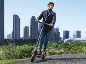 Der vollgefederte Xiaomi Electric Scooter 4 Ultra fährt maximal 20km/h und ist in Deutschland straßenzugelassen (Bildquelle: Xiaomi)