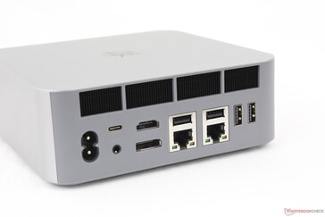 Rückseite: AC-Stromversorgung (kein externes Netzteil), USB-C Thunderbolt 4 mit DisplayPort + Power Delivery, 3,5-mm-Headset, HDMI (4K@60), DisplayPort 1.4 (4K@144), 2x RJ-45 (2,5 Gbps), 4x USB-A 3.0 (10 Gbps)