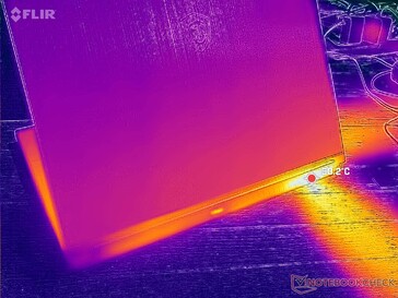 Auslass entlang des Hecks und der linken Seite