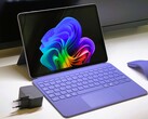 Netzteil, Tastatur, Active Stylus liegen nicht bei: Microsoft Surface Pro - hier in der Farbe Violett (Bild: Andreas Osthoff).
