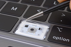 Die Silikon-Haut in der dritten MacBook Pro-Tastatur-Generation soll Probleme mit Staub verhindern. (Bild: iFixit)