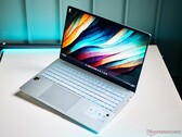 Das Asus Vivobook S 15 ist eines der günstigeren Notebooks mit Snapdragon X Elite. (Bildquelle: Notebookcheck)