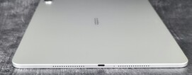 rechte Gehäuseseite (Lautsprecher, USB-Port, Mikrofon, Lautsprecher)