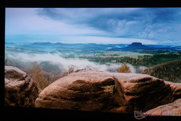 120 Zoll Diagonale, nicht komplett dunkel