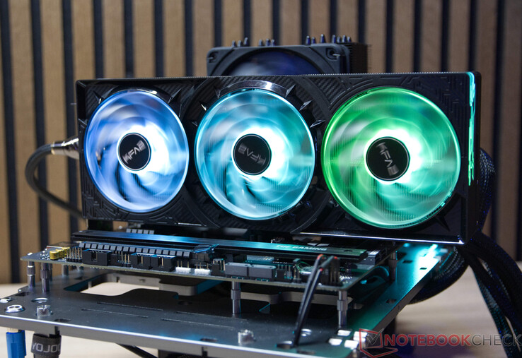 Die KFA2 GeForce RTX 5070 Ti 1-Click OC beim Lautstärketest im offenen Aufbau