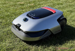 Der neue Drahtlos-Mähroboter Dreame A2 hat in unserem Test weitestgehend überzeugt. (Bildquelle: Marcus Schwarten/Notebookcheck)