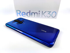 Das Redmi K30 setzt auf Highend-Features, wie den neuen 5G-Standard, einem 120-Hz-Panel sowie den neunen Sony-IMX-686-Bildsensor, zum Kampfpreis ab etwa 300 Euro.