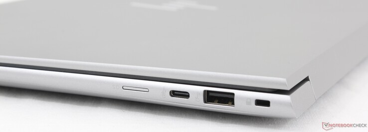 Rechts: microSD-Leser, USB-C 3.2 Gen.2 (10 GBit/s, DisplayPort-ALT 1.4), USB-A 3.2 Gen.1 (5 GBit/s), Kensington Lock