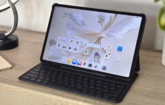 Mit dem passenden Keyboard-Cover kann das Honor Pad 9 auch zum Arbeiten genutzt werden (Bildquelle: Marcus Herbrich)