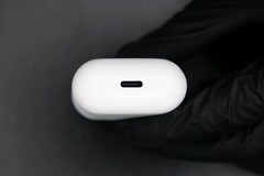 Die Apple AirPods können mit einem USB-C-Port ausgestattet werden, mit ein wenig Aufwand. (Bild: Ken Pillonel)
