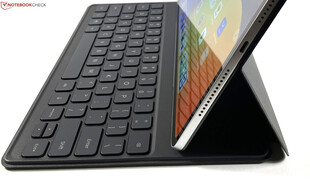 An der Tastatur wird das Tablet im 60-Grad-Winkel aufgestellt.