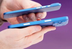 Das Apple iPhone 17 Air sieht im Hands-on-Video deutlich dünner als das iPhone 17 Pro aus. (Bildquelle: Unbox Therapy)