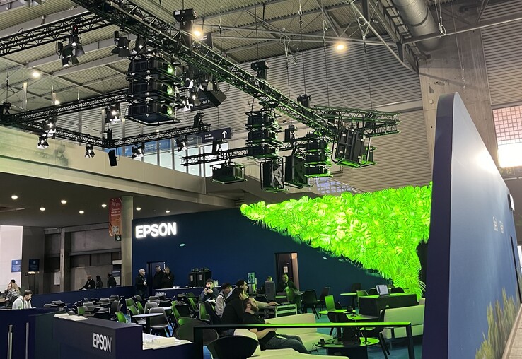 Für die Helligkeit braucht es viele Projektoren. (Bildquelle: Andreas Sebayang/Notebookcheck.com)