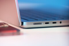 Das MacBook Pro bietet wieder einen MagSafe-Port zum Aufladen, der aber noch nicht frei von Problemen ist. (Bild: TheRegisti)