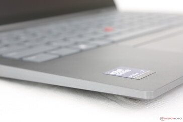 Das Gehäuse besteht aus Aluminium für die obere und untere Abdeckung