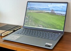 Das Dell Inspiron 14 Plus 7440 ist nicht ganz so futuristisch designt wie das neue XPS 14 (Bild: Allen Ngo)