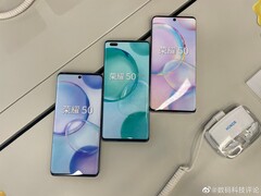 Äußerlich zeigen sich an der Front Unterschiede beim Displayloch: Nur das Honor 50 Pro hat ein Dual-Punchhole-Design.