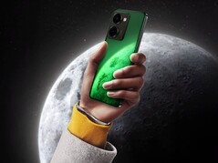 Das Realme P3 Ultra in der Mond-Version leuchtet im Dunkeln. (Bildquelle: Realme)