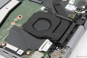 Die Kühllösung besteht aus zwei ~35-mm-Lüftern und einer großen Kupferwärmeleitung dazwischen