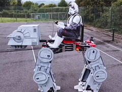 Der YouTuber und Ingeneur James Bruton hat einen reitbaren AT-AT aus Star Wars gebaut und überwiegend 3D-gedruckte Bauteile verwendet. (Bildquelle: YouTube / James Bruton)