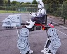 Der YouTuber und Ingeneur James Bruton hat einen reitbaren AT-AT aus Star Wars gebaut und überwiegend 3D-gedruckte Bauteile verwendet. (Bildquelle: YouTube / James Bruton)