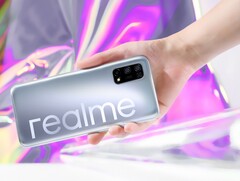 Das ist das neue Realme-Design mit großem prominent platziertem Schriftzug an der Rückseite.