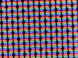 Das LC-Display setzt auf eine klassische RGB-Sub-Pixel-Matrix bestehend aus einer roten, einer blauen und einer grünen Leuchtdiode.