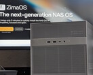 ZimaCube 2 vor einem Monitor mit der ZimaOS-Webseite