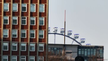 Das Foto mit Teleobjektiv, sehr weit entfernte Objekte werden scharf herangeholt (Bildquelle: Marc Zander / Notebookcheck)