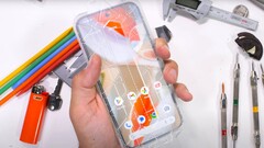 Im glücklicherweise recht ereignisarmen Durability-Test von Googles neuem Pixel 9 Pro XL versteckt sich eine recht interessante Ankündigung von dbrand. (Bildquelle: JerryRigEverything)