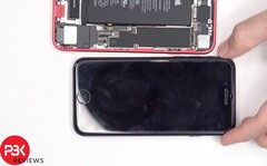 Das Apple iPhone SE der dritten Generation besitzt einen moderneren SoC und einen größeren Akku. (Bild: PBKreviews)
