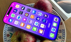 Das iPhone 16 Pro mit 128GB Speicher gibts aktuell für nur 979 Euro bei Netto (Bildquelle: Manuel Masiero)