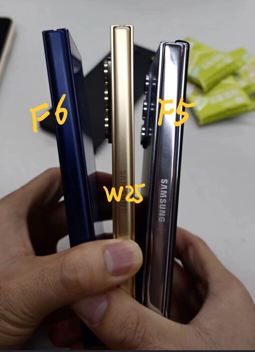 Samsung W25 (Mitte) gegen Galaxy Z Fold 5 und Galaxy Z Fold 6. (Bildquelle: Ice Universe)