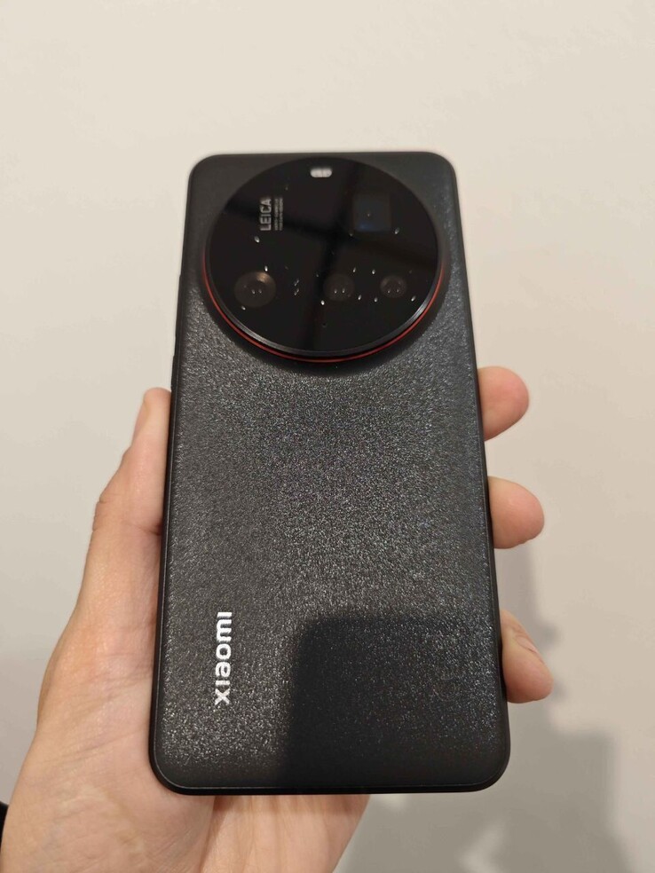 Ein erstes Hands-On-Photo zeigt das Leica-Kamera-Flaggschiff des Jahres 2025: Xiaomi 15 Ultra