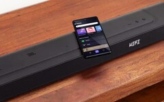 Die JBL Bar 500 kann dank Support für Apple AirPlay und Google Chromecast Inhalte von Smartphones drahtlos streamen. (Bild: JBL)