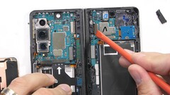 Einen spannenden Einblick in das Innere des Samsung Galaxy Z Fold4 liefert der JerryRigEverything Durability-Tester im neuesten Teardownvideo.