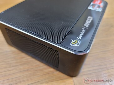 Verchromte Kanten und Ecken mit einem glänzenden Streifen auf der Vorderseite